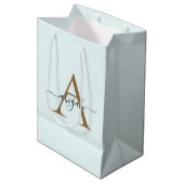 Mit Monogramm Gold Frost White | Minimal Elegant Mittlere Geschenktüte (Vorderseite Schrägansicht)