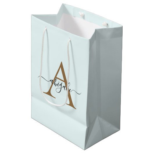 Mit Monogramm Gold Frost White | Minimal Elegant Mittlere Geschenktüte (Vorderseite Schrägansicht)