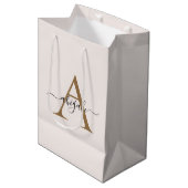 Mit Monogramm Gold Pearl White | Minimal Elegant Mittlere Geschenktüte (Vorderseite Schrägansicht)