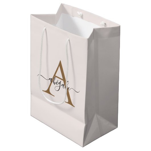 Mit Monogramm Gold Pearl White | Minimal Elegant Mittlere Geschenktüte (Vorderseite Schrägansicht)