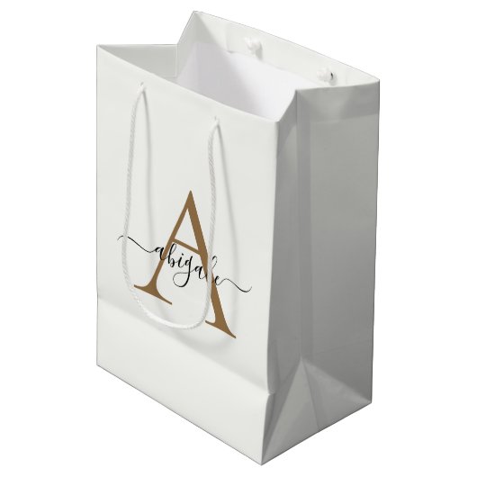 Mit Monogramm Gold Pearl White | Minimal Elegant Mittlere Geschenktüte (Vorderseite Schrägansicht)