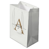 Mit Monogramm Gold Pearl White | Minimal Elegant Mittlere Geschenktüte (Rückseite Schrägansicht)