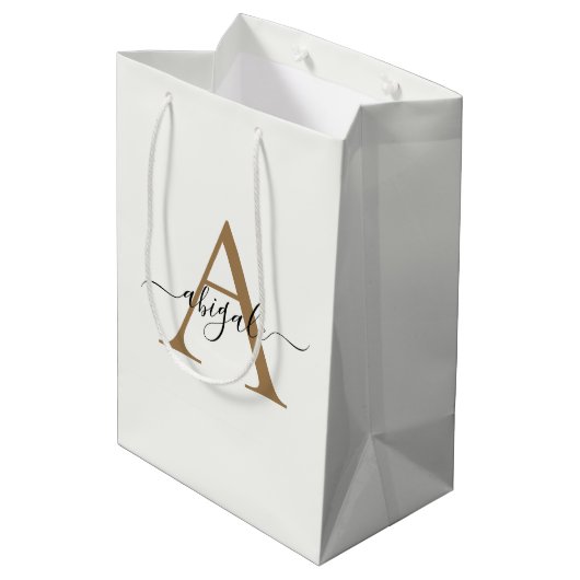Mit Monogramm Gold Pearl White | Minimal Elegant Mittlere Geschenktüte (Rückseite Schrägansicht)