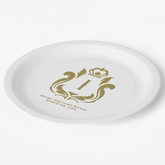 Mit Monogramm Gold-Wappen Pappteller (Schrägansicht)
