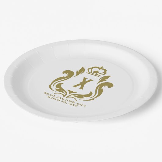 Mit Monogramm Gold-Wappen Pappteller (Schrägansicht)