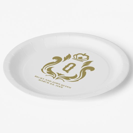 Mit Monogramm Gold-Wappen Pappteller (Schrägansicht)