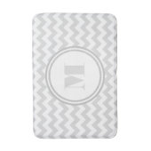 Mit Monogramm, grau-weiß gestreiftes Zickzack Must Badematte (Vorderseite Vertikal)