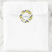 Mit Monogramm-Graugelb-Kat-Zickzack Muster Runder Aufkleber (Tasche)