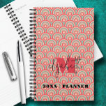 Mit Monogramm Groovy Floral Rainbow Planer<br><div class="desc">Ihr Monogramm und Vorname in schicker Schrift auf einem Retro-geometrischen Muster aus Blumen und Regenbogen in einer rauschigen Farbpalette,  dieser personalisierte Planer ist ideal für sich selbst oder für jeden Anlass ein tolles Geschenk. PASSENDE Artikel in unserer Sammlung.</div>