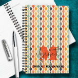 Mit Monogramm Groovy Mod Pattern Planer<br><div class="desc">Dieser personalisierte Planer zeichnet sich durch ein Monogramm und einen Vornamen in schicken Schriftzeichen auf dem Hintergrund eines Retro-Mod-Musters in knallroten Farben aus. Ideal für sich selbst oder ein gutes Geschenk für jeden Anlass. PASSENDE Artikel in unserer Sammlung.</div>