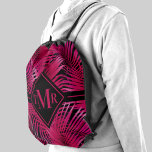 Mit Monogramm, heiß rosa Palm Sportbeutel<br><div class="desc">Tropische Palmfronten in tiefrosa auf schwarzem Hintergrund,  bereit für Ihr Monogramm in schicker Schrift auf der Vorderseite in jeder Farbe (kann gelöscht oder verschoben werden auf das Layout). Schaffen Sie sich selbst oder geben Sie als Geschenk.</div>