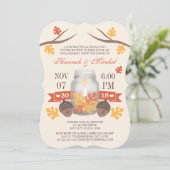 Mit Monogramm Herbstlaub Mason Jar Engagement Einladung (Stehend Vorderseite)