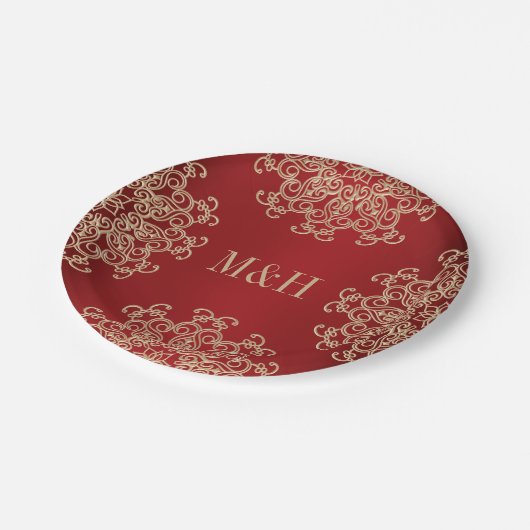 Mit Monogramm Hochzeit im indischen Rot-Gold-Stil Pappteller (Schrägansicht)