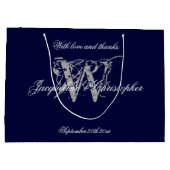 Mit Monogramm Hochzeit von Navy Blue und Silver Ch Große Geschenktüte (Rückseite)