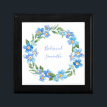 Mit Monogramm Hochzeitsgeschenk für blaugelbe Flor Erinnerungskiste<br><div class="desc">Monogram diese hübsche blauen und gelben Blumenschmuck-Geschenkboxen für Ihr Brautparty und die Mutter der Braut sowie die Mutter des Bräutigams.</div>