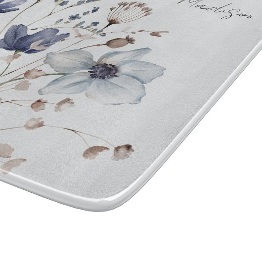 Mit Monogramm Hübsche Aquarellblau-Wildblume Schneidebrett (Ecke)