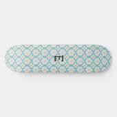 Mit Monogramm Hübsche weiße Blume Gemustert Skateboard (Horizontal)