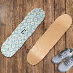 Mit Monogramm Hübsche weiße Blume Gemustert Skateboard<br><div class="desc">Mit diesem hübschen gemusterten Skateboard erstellen Sie einen blumigen blühtest. Die helle und frische Gestaltung der weißen Blume auf pastellblauem Hintergrund verleiht dem Skateboard ein naturgetreues Retro-Look. Personalisieren Sie das Board mit dem ersten als Monogramm für eine individuelle Touch.</div>