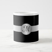 Mit Monogramm Jumbo-Tasse in Schwarz und Silber (Vorderseite)