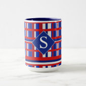 Mit Monogramm Karierte Patriot Red White & Blue Tasse (Zentrum)