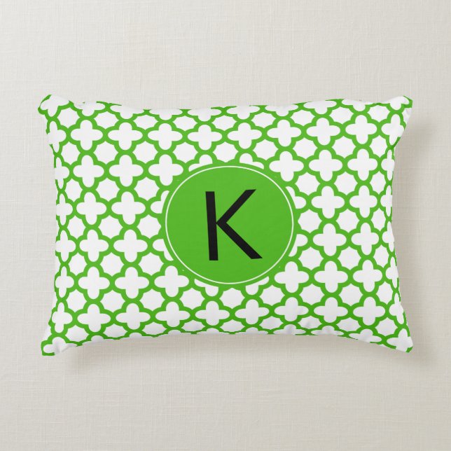 Mit Monogramm Kelly Green Quatrefoil Muster Dekokissen (Vorderseite)
