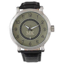 Mit Monogramm Khaki, auf Zeit und auf Trend mit Armbanduhr