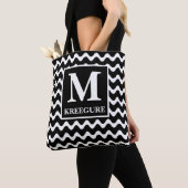 Mit Monogramm klassische Serif-BW-Waves Tasche (Von Nahem)