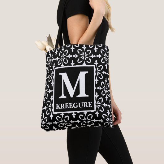 Mit Monogramm klassischer Serif BW Flora Damask Tasche (Von Nahem)