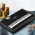 Mit Monogramm Klaviertastatur - Schwarz-weiße Tast Tri-fold Geldbeutel<br><div class="desc">Mit diesem eleganten Portemonnaie,  schwarz mit Klaviertasten in der Mitte,  fällt die richtige Note. Personalisieren Sie sich mit dem Namen und dem Initial des Empfängers,  das ein stilvolles Monogramm in der Nähe der Oberseite des Designs bildet. Die Brieftasche ist ein stilvolles Accessoire und ein ideales Geschenk für Musikfreunde.</div>