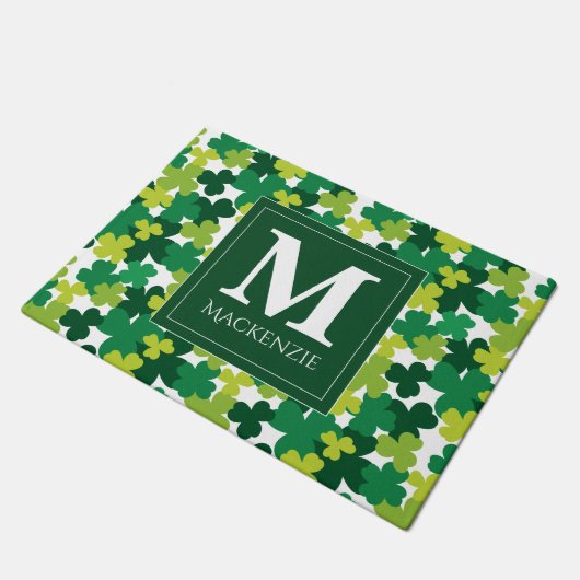 Mit Monogramm Kleeblatt des St. Patrick's Day Fußmatte (Schrägansicht)