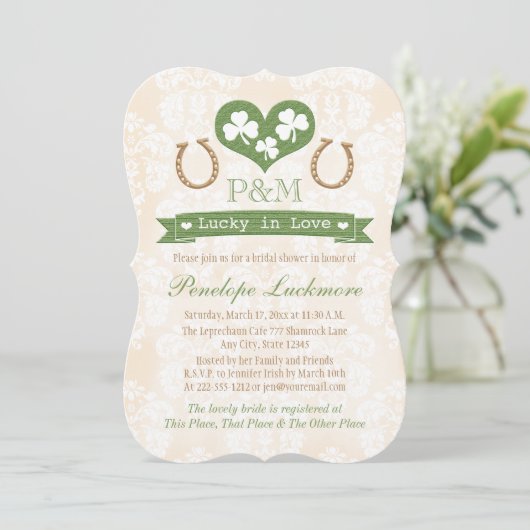 Mit Monogramm Kleeblatt-und Hufeisen-Brautparty Einladung (Stehend Vorderseite)