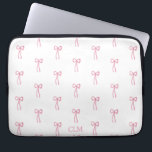 Mit Monogramm kleiner Bow Pink Laptopschutzhülle<br><div class="desc">Dieses preppy-Muster zeigt handgezeichnete rosa Bögen und Ihr eigenes Monogramm.</div>