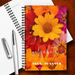 Mit Monogramm lebendige Daisies Planer<br><div class="desc">Ihr Monogramm und Vorname in schicker Schrift auf einem Foto lebendiger Gänge in Gelb,  Rosa und Rot auf einem personalisierten Planer. Ideal für sich selbst oder ein gutes Geschenk für jeden Anlass.</div>