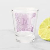 Mit Monogramm Lila Blumenmuster Schnapsglas (Rückseite)