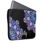 Mit Monogramm Lila, schwarz-weißes Mandala-Muster Laptopschutzhülle (Vorne Rechts)