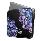 Mit Monogramm Lila, schwarz-weißes Mandala-Muster Laptopschutzhülle (Vorderseite Links)