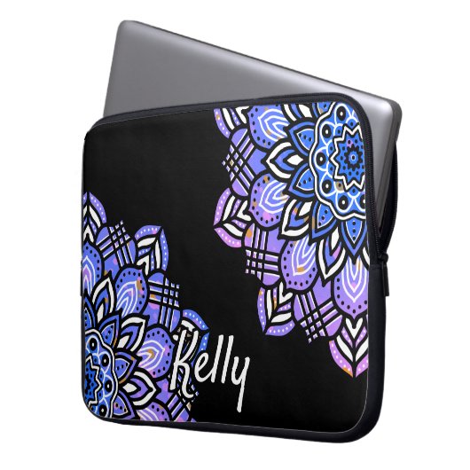 Mit Monogramm Lila, schwarz-weißes Mandala-Muster Laptopschutzhülle (Vorderseite Links)