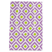 Mit Monogramm Lila und grüne Diamanten Ikat-Muster Mittlere Geschenktüte (Rückseite)