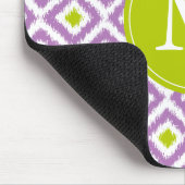 Mit Monogramm Lila und grünes Ikat-Muster Mousepad (Ecke)