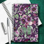 Mit Monogramm Lila Volkswirtschaften Planer<br><div class="desc">Dieser personalisierte Planer zeichnet sich durch seine Monogramme und Vornamen in schicken Schriften auf einem Hintergrund lila Ponys und Blätter aus. Ideal für sich selbst oder ein gutes Geschenk für jeden Anlass.</div>