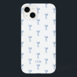 Mit Monogramm Little Bow Blue Case-Mate iPhone 14 Plus Hülle<br><div class="desc">Der perfekte Druck für Ihr New England Beach-Ambiente! Preppy-Muster mit handgezeichneten blauen Bögen.</div>