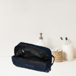Mit Monogramm Männer | PERSONALISIERT Waschbeutel<br><div class="desc">Unsere personalisierten Dopp-Kit-Taschen gehören zu den besten Taschen, die Sie wahrscheinlich finden werden. Mit ausreichend Platz für Ihre gesamte Reiseausrüstung ist es ein großartiges Geschenk für Reisende. Behalt Kosmetika und Pflegeprodukte, die unterwegs organisiert werden. Haben Sie Mitarbeiter oder Kunden, die häufig reisen? Eine individuell gestaltete Toilettentasche ist ein nachdenkliches Geschenk...</div>