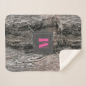Mit Monogramm Marmorsteinmuster in Grautönen Sherpadecke (Vorderseite (Horizontal))