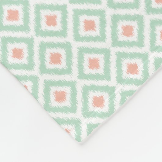 Mit Monogramm-Minze Korallendiamanten Ikat-Muster Fleecedecke (Ecke)