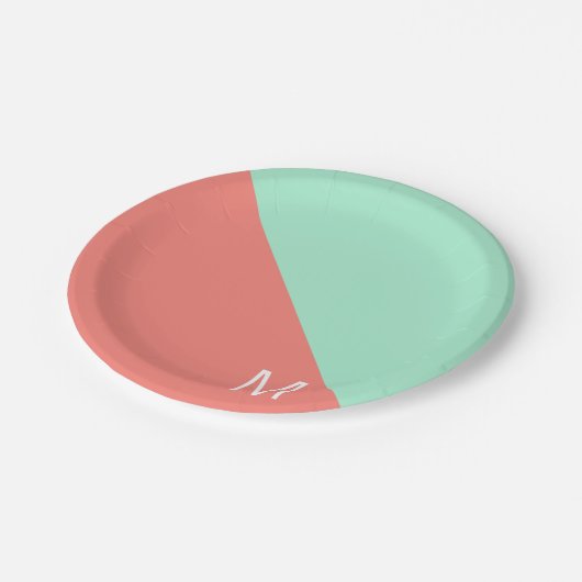 Mit Monogramm Minze- und Korallenfarbblock Pappteller (Schrägansicht)