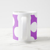 Mit Monogramm mittelorchid-weiße Polka-Dosen Jumbo-Tasse (Rückseite)