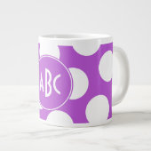Mit Monogramm mittelorchid-weiße Polka-Dosen Jumbo-Tasse (Vorderseite Rechts)