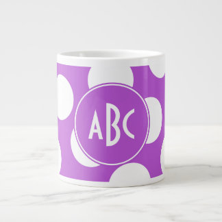 Mit Monogramm mittelorchid-weiße Polka-Dosen Jumbo-Tasse