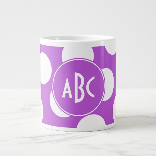 Mit Monogramm mittelorchid-weiße Polka-Dosen Jumbo-Tasse (Vorderseite)