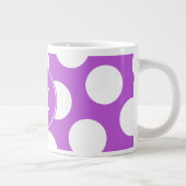Mit Monogramm mittelorchid-weiße Polka-Dosen Jumbo-Tasse (Rechts)